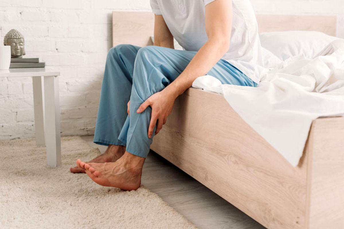 علائم سندروم پای بیقرار و راه‌های درمان