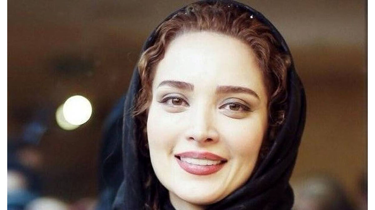 ژست عجیب خانم بازیگر در حال سیگار کشیدن + عکس