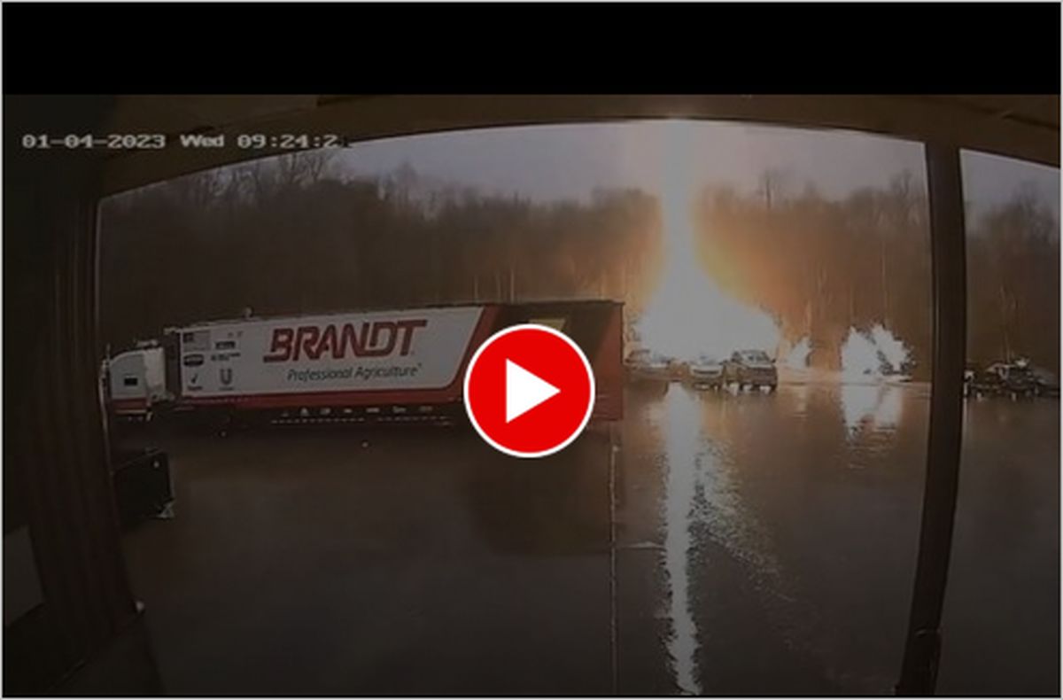 ببینید | برخورد صاعقه با یک کامیون در آمریکا حادثه درست کرد !