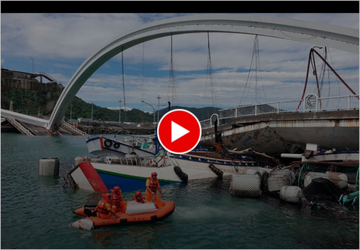 ببینید | سقوط خودروها در رودخانه با ریزش پل در تایوان !