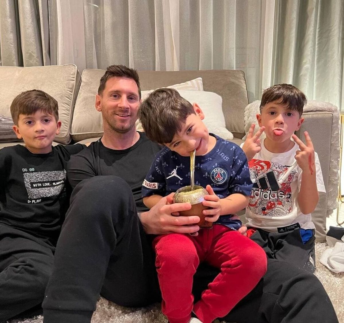 عکس خانوادگی مسی با فرزندانش سوژه کاربران شد