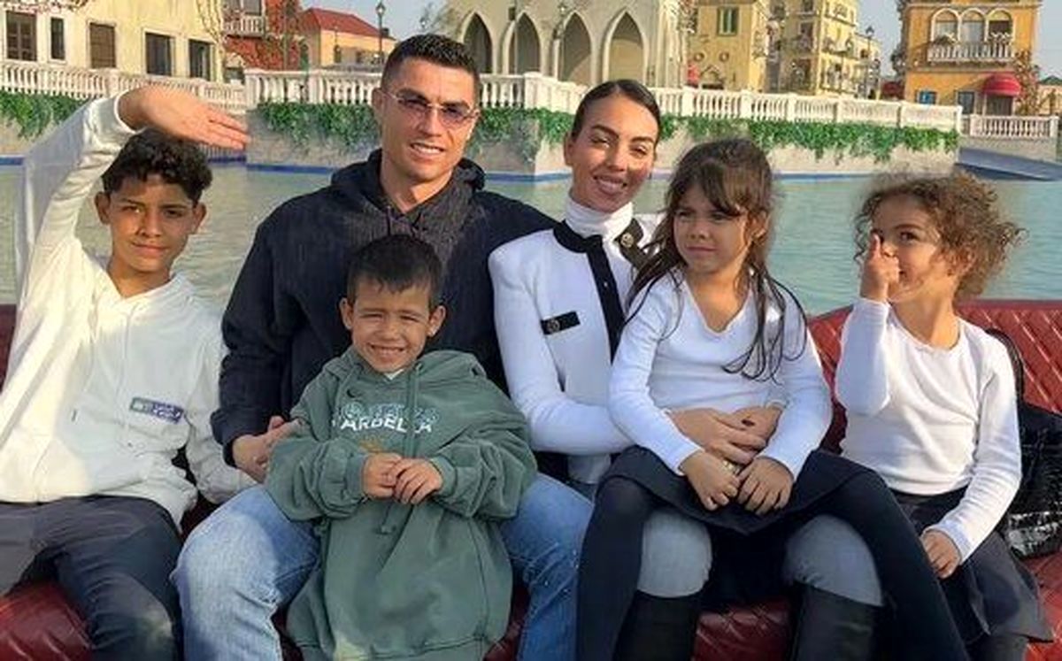 گردش آخر هفته‌ای رونالدو با خانواده‌اش در عربستان سوژه شد + عکس