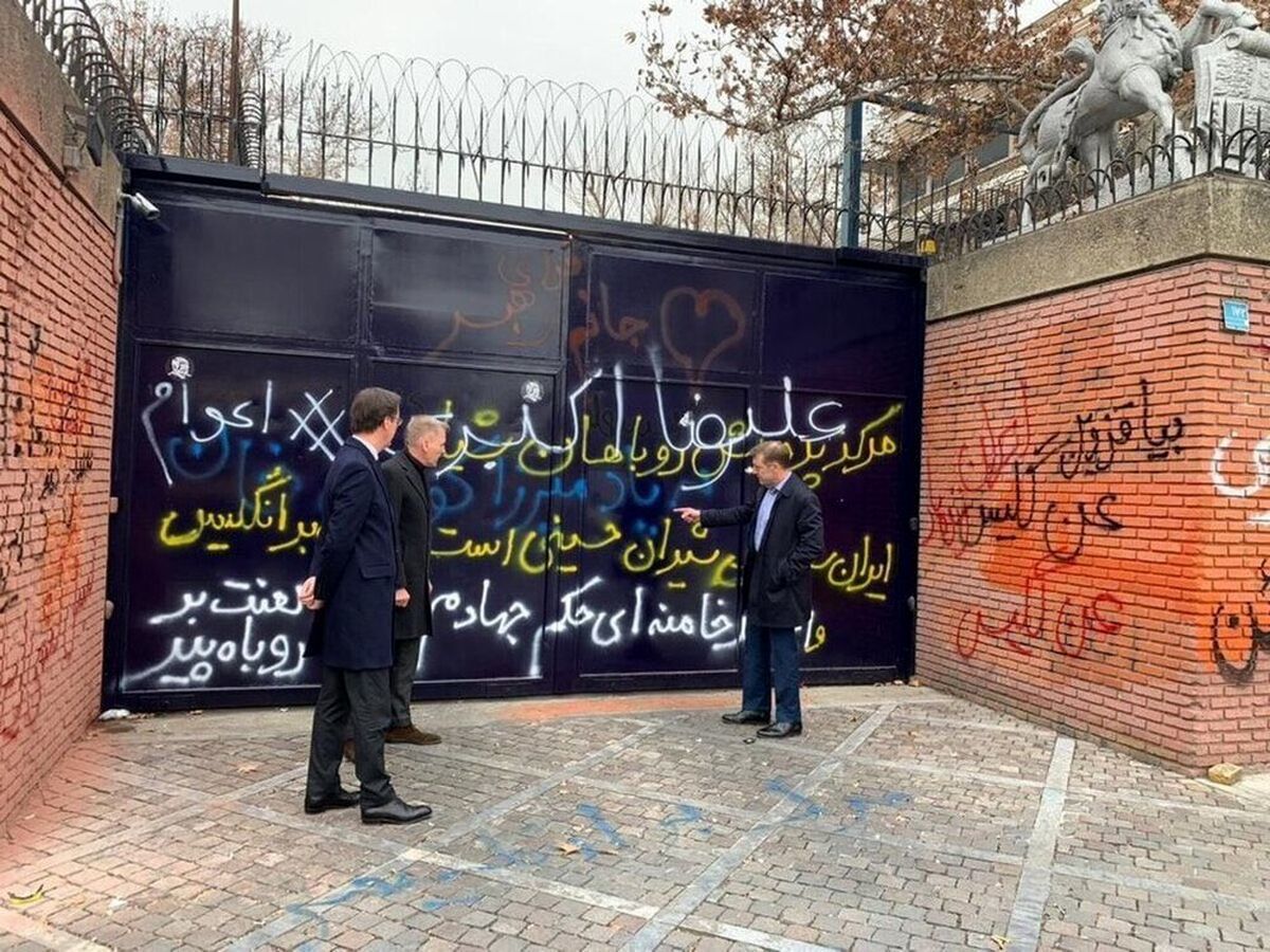 شعارنویسی با چاشنی آبروریزی روی دیوار سفارت انگلیس و فرانسه !