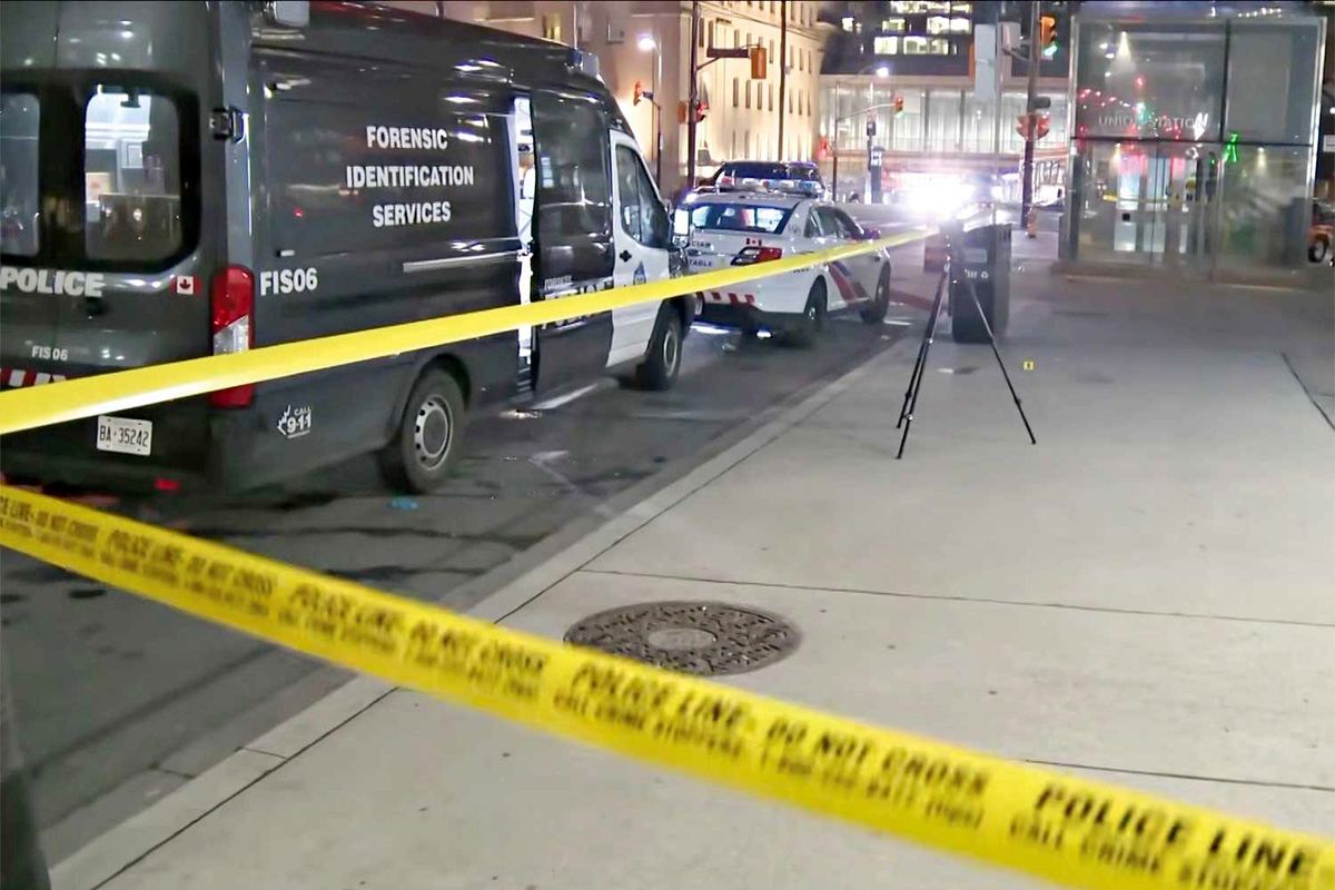 حمله ۸ دختر نوجوان به یک مرد ۵۹ ساله با چاقو در تورنتو
