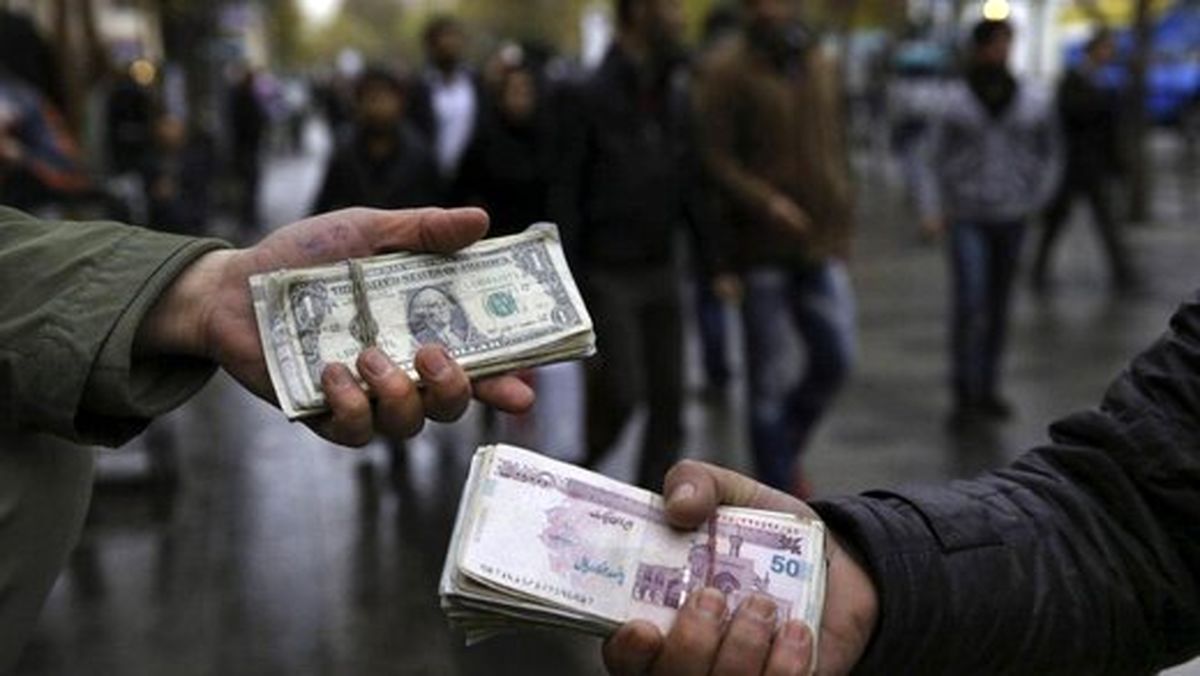 رشوه دلالان به صرافی‌ها برای معامله بدون نوبت سهمیه دلار + فیلم