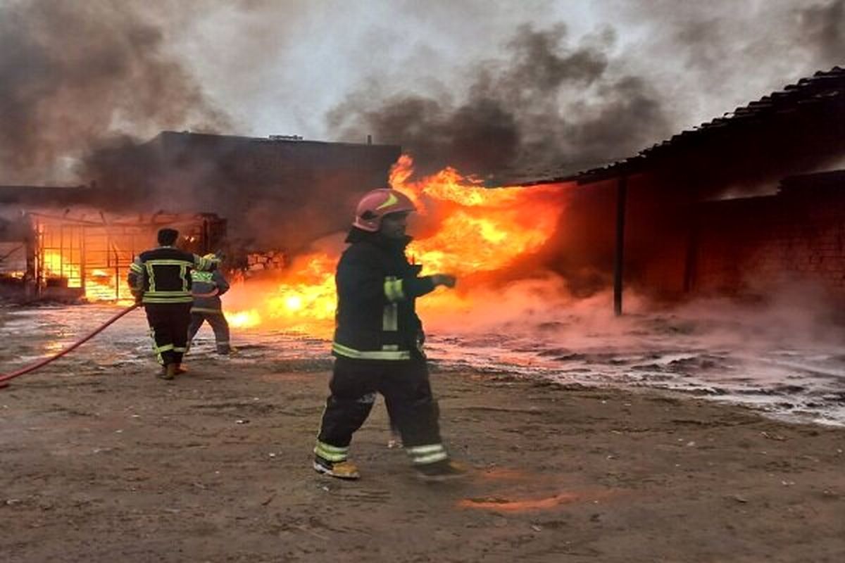 آتش سوزی در کمپ زلزله زدگان خوی  ۴ نفر دچار سوختگی شدند