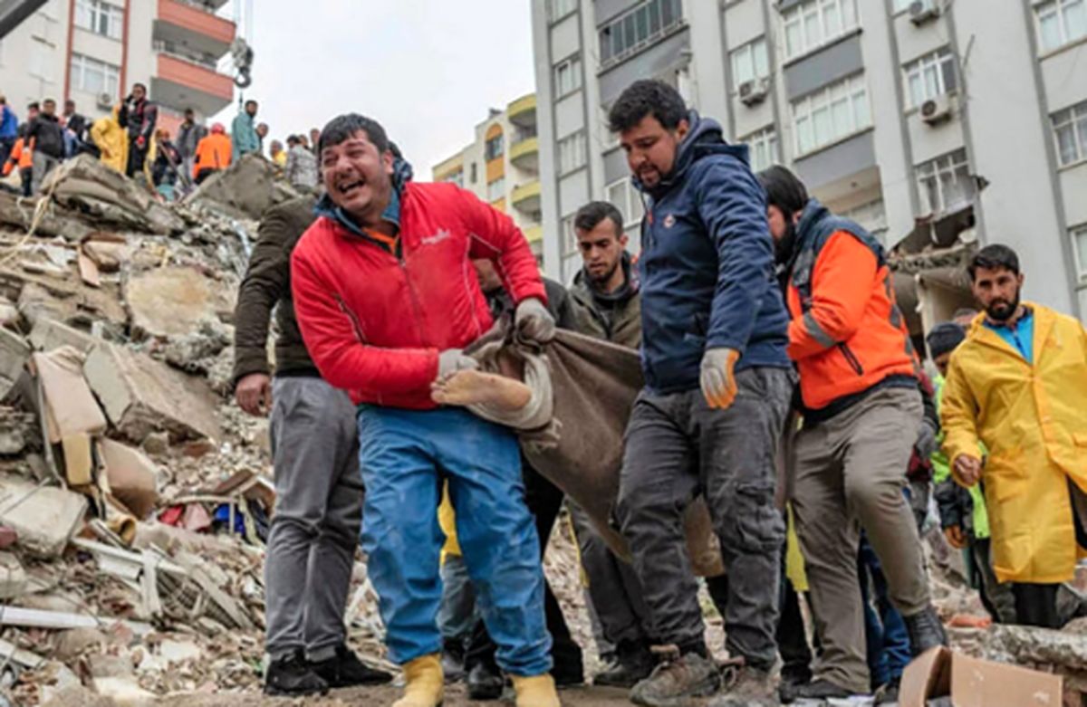 تصویری تلخ و تکان‌دهنده از زلزله ترکیه  پدری که دستِ دخترِ ازدست‌رفته‌اش را رها نمی‌کند