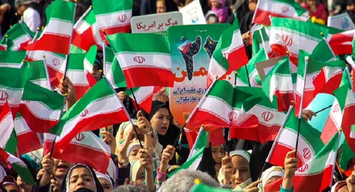 تصویر زن کم حجاب در راهپیمایی ۲۲ بهمن خبر ساز شد + عکس