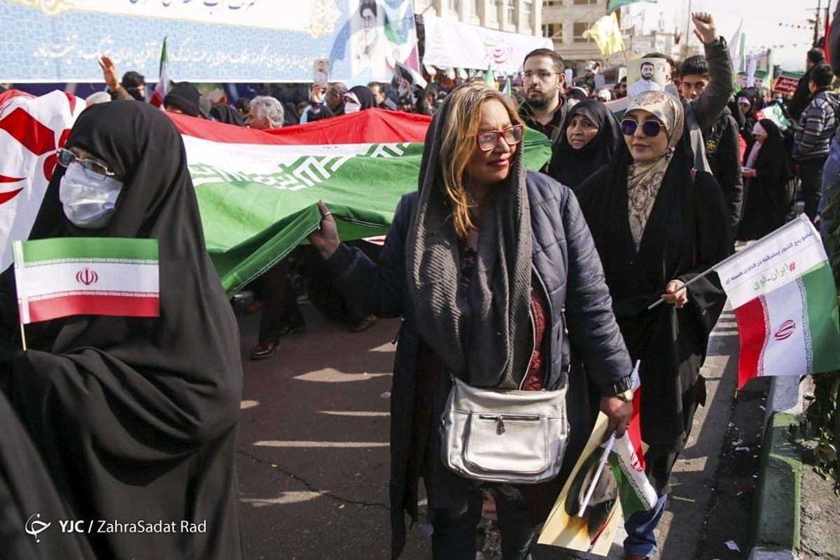 عکس متفاوت از علی کریمی و رضا پهلوی در راهپیمایی ۲۲ بهمن سوژه شد !