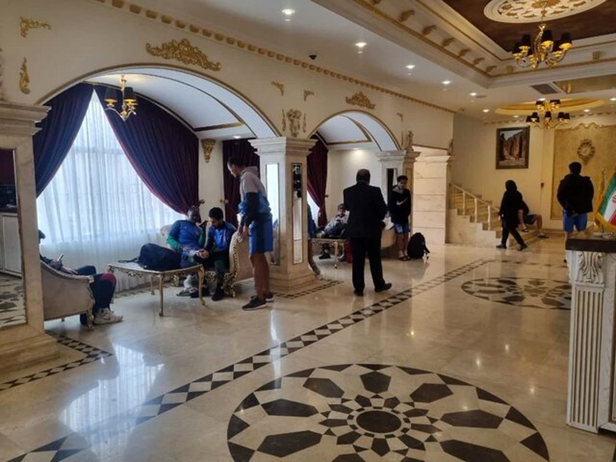 سرگردانی بازیکنان مس رفسنجان در لابی هتل  علت عدم پذیرش بازیکنان در هتل چیست؟ + عکس