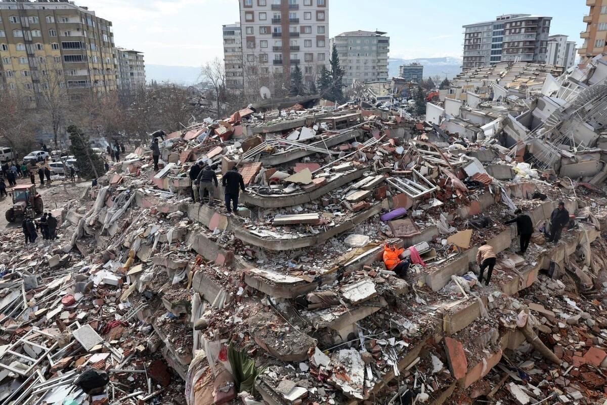 نجات پدر و دختری در هاتای ترکیه از زیر آوار پس از یک هفته !