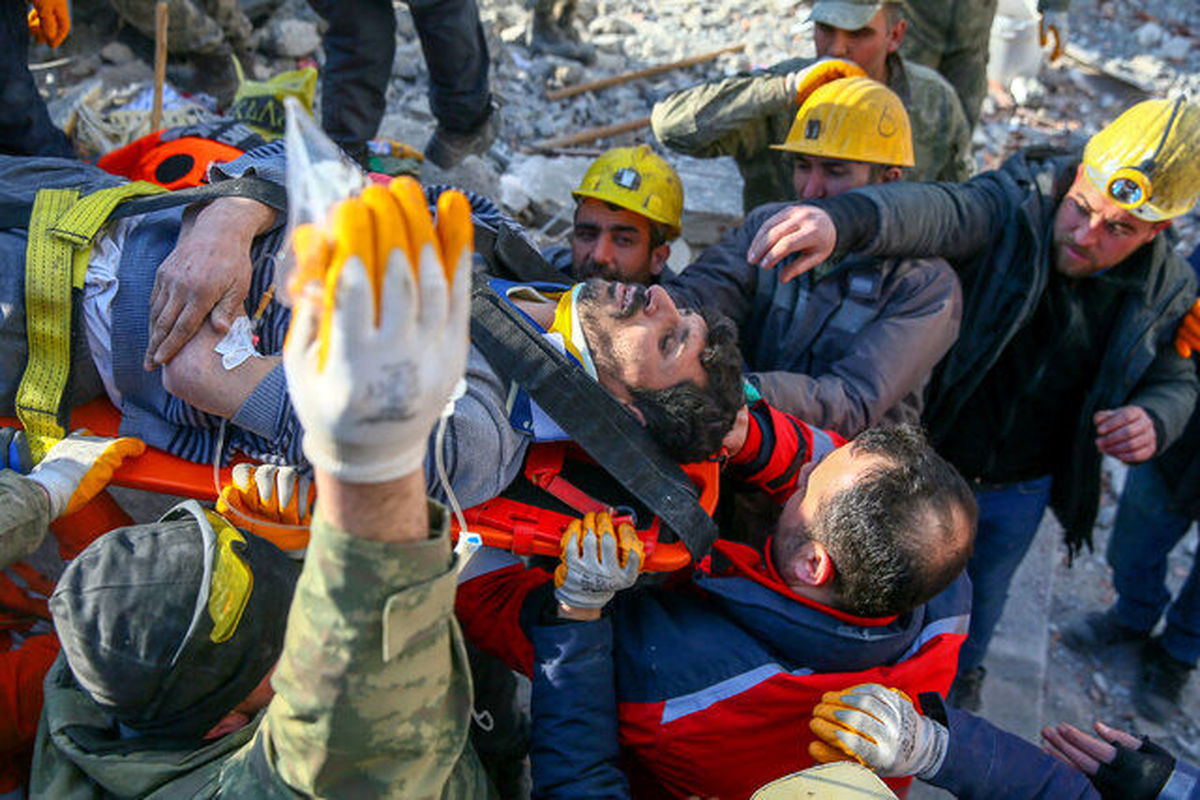 ویدیو | نجات یک زن بعد از یک هفته از زیر آوار زلزه ترکیه