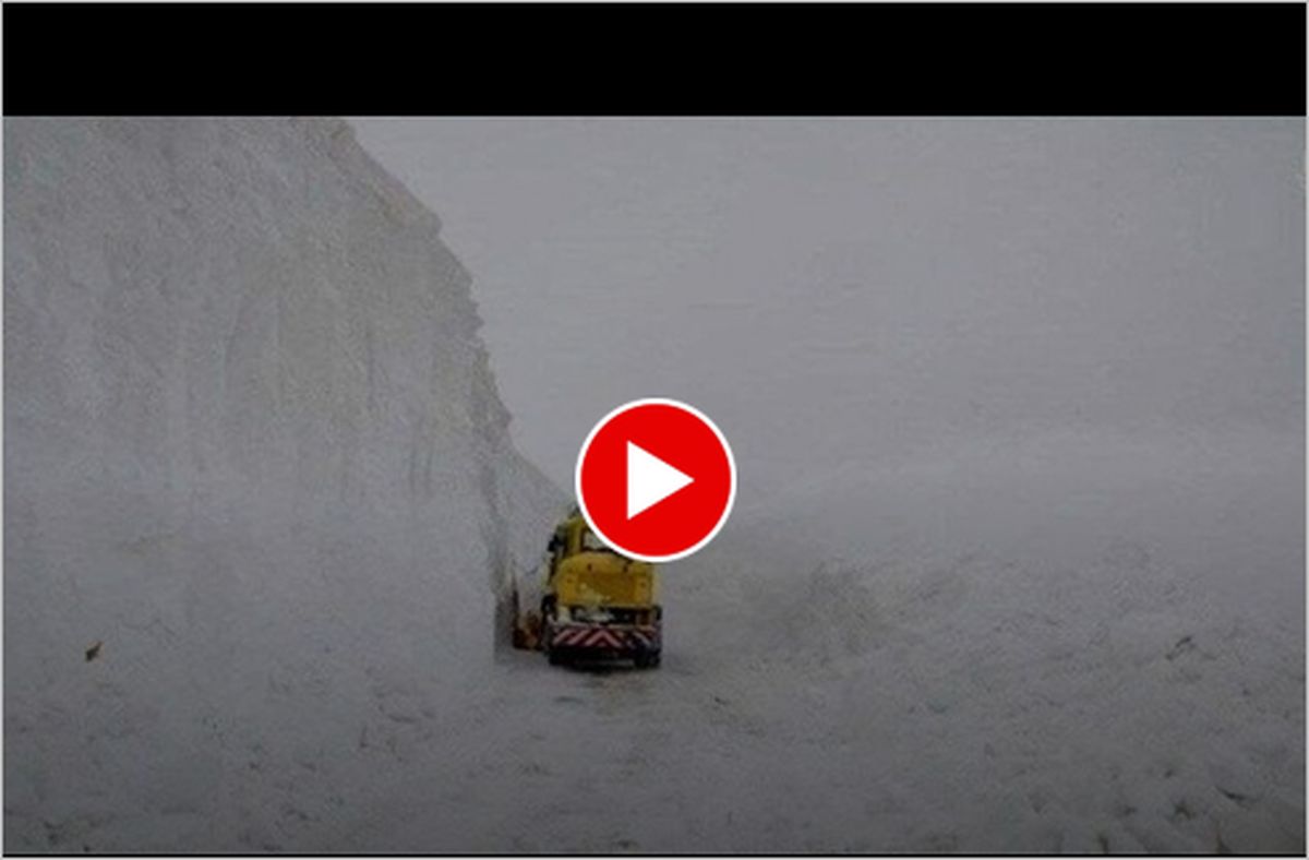 ویدیو | تصاویری دردناک از کمک اهالی روستا به فرد بیمار زیر بارش برف