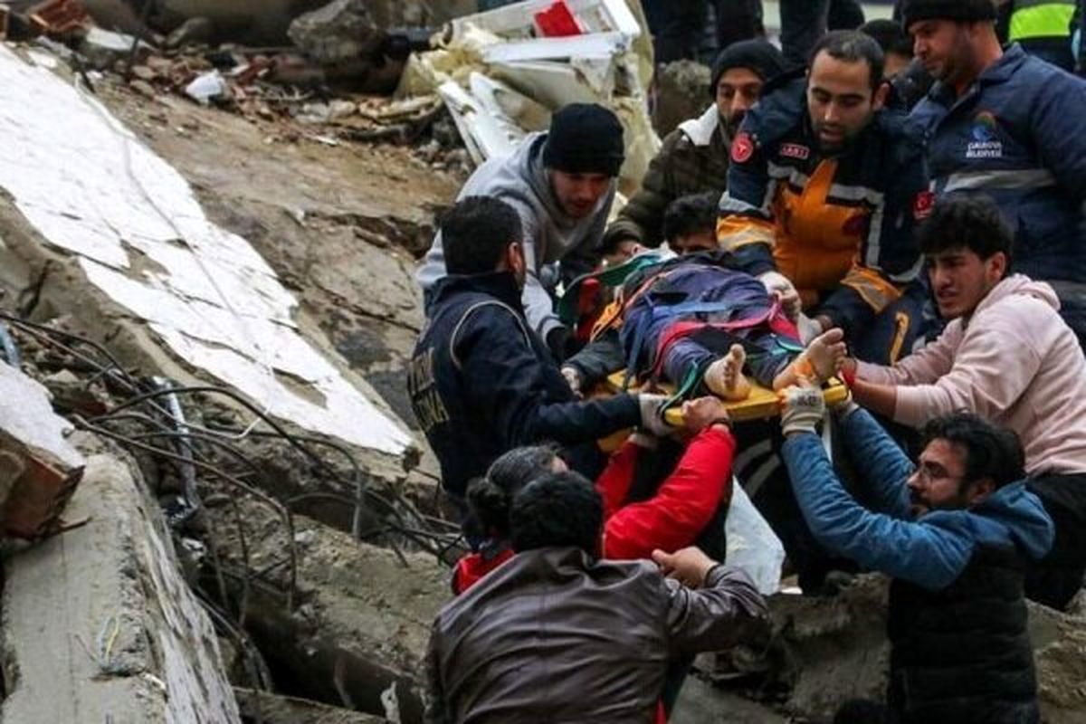نجات معجزه‌آسای پیرمرد ۷۷ ساله از زلزله پس از ۲۱۲ ساعت زیر آوار ماندن