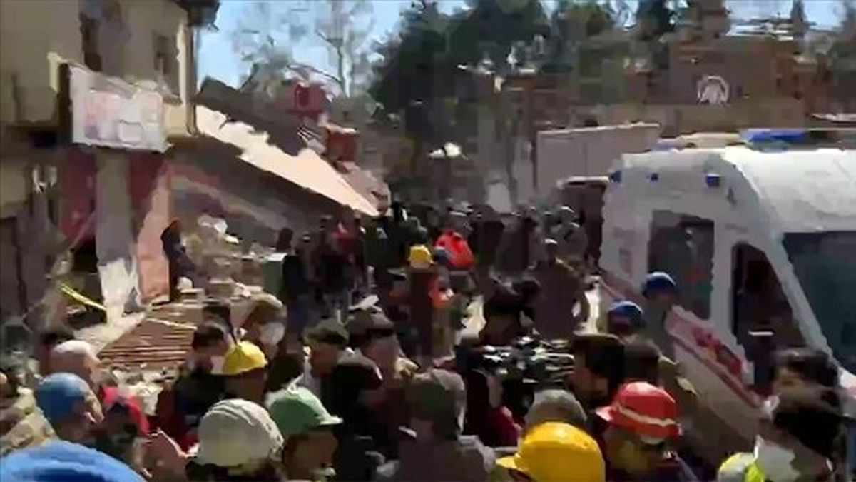 زنده بیرون آمدن دختر ۱۷ ساله از زیر آوار زلزله پس از ۲۴۸ ساعت