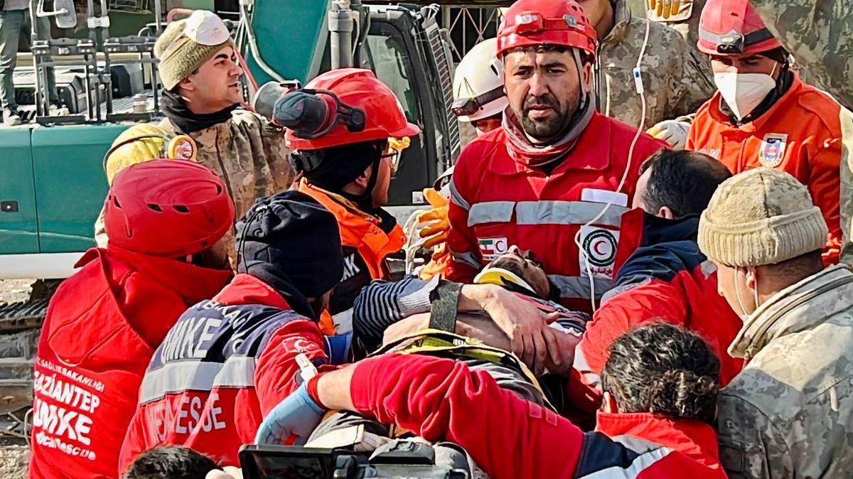 ویدیو | ترفند جالب و متفاوت امدادگران ترکیه برای یافتن افراد زنده زیر آوار