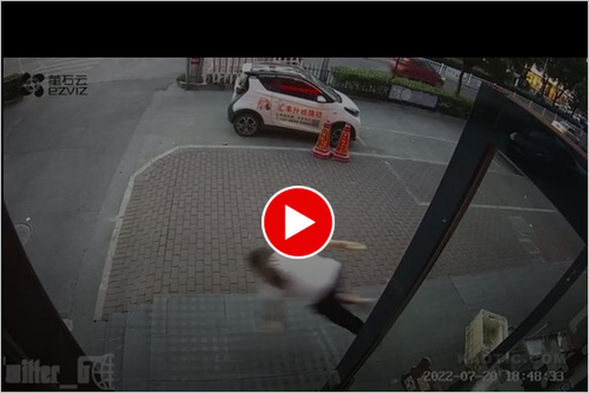 ویدیو | حادثه برای عابر پیاده که حواسش به گوشی تلفن همراهش بود