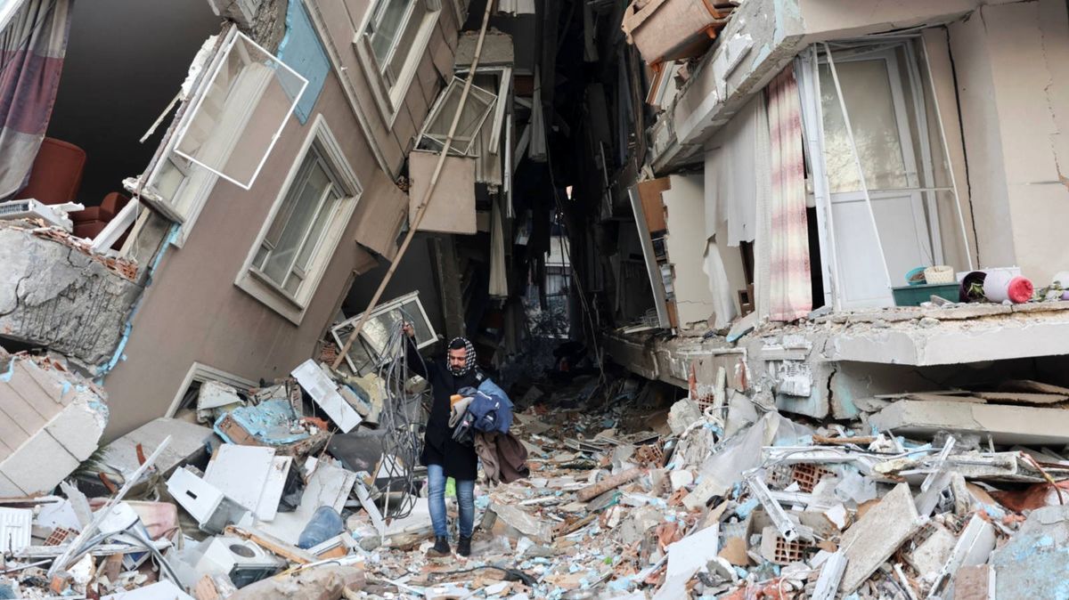 ویدیو | کشف 2 میلیون دلار پول از زیر آوارهای زلزله ترکیه