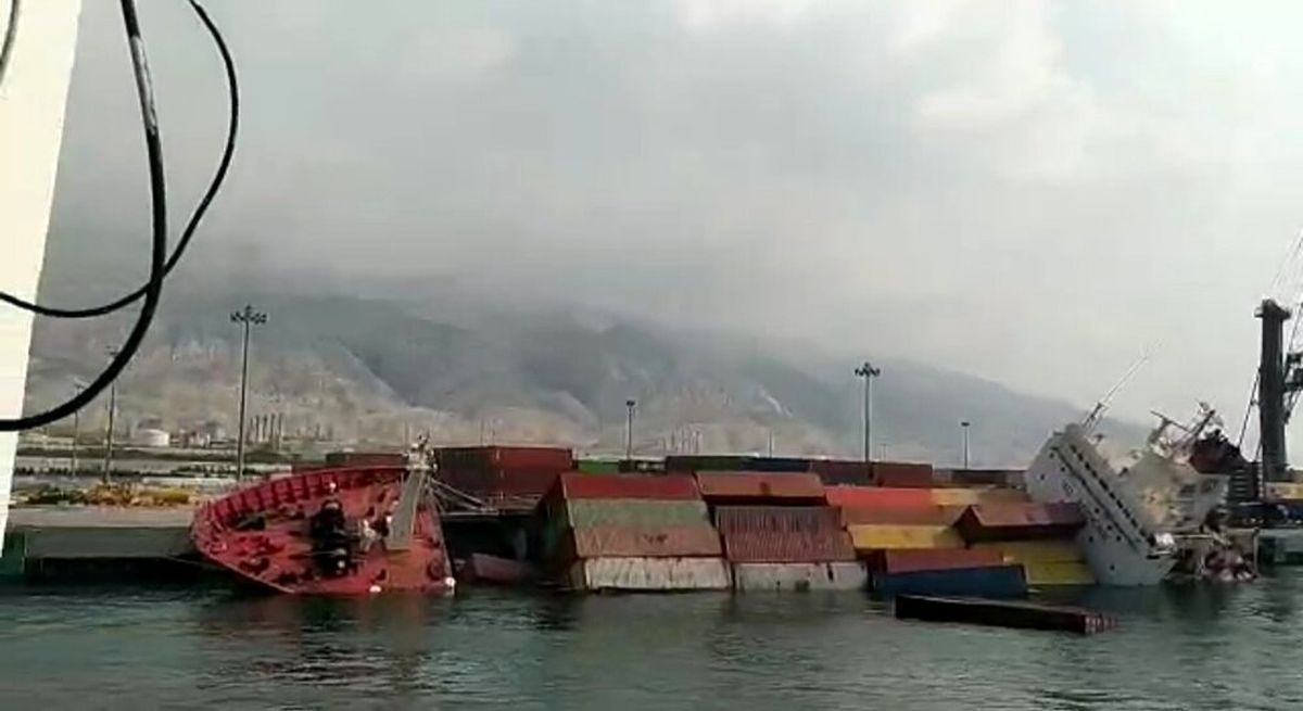 ببینید | چیدمان غلط کانتینرها منجر به واژگونی کشتی شد