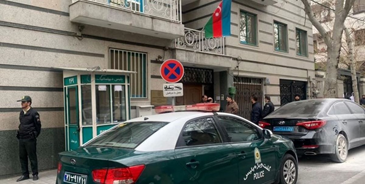 نگهبان شجاع  که مقابل فرد مسلح در سفارت آذربایجان ایستاد + عکس