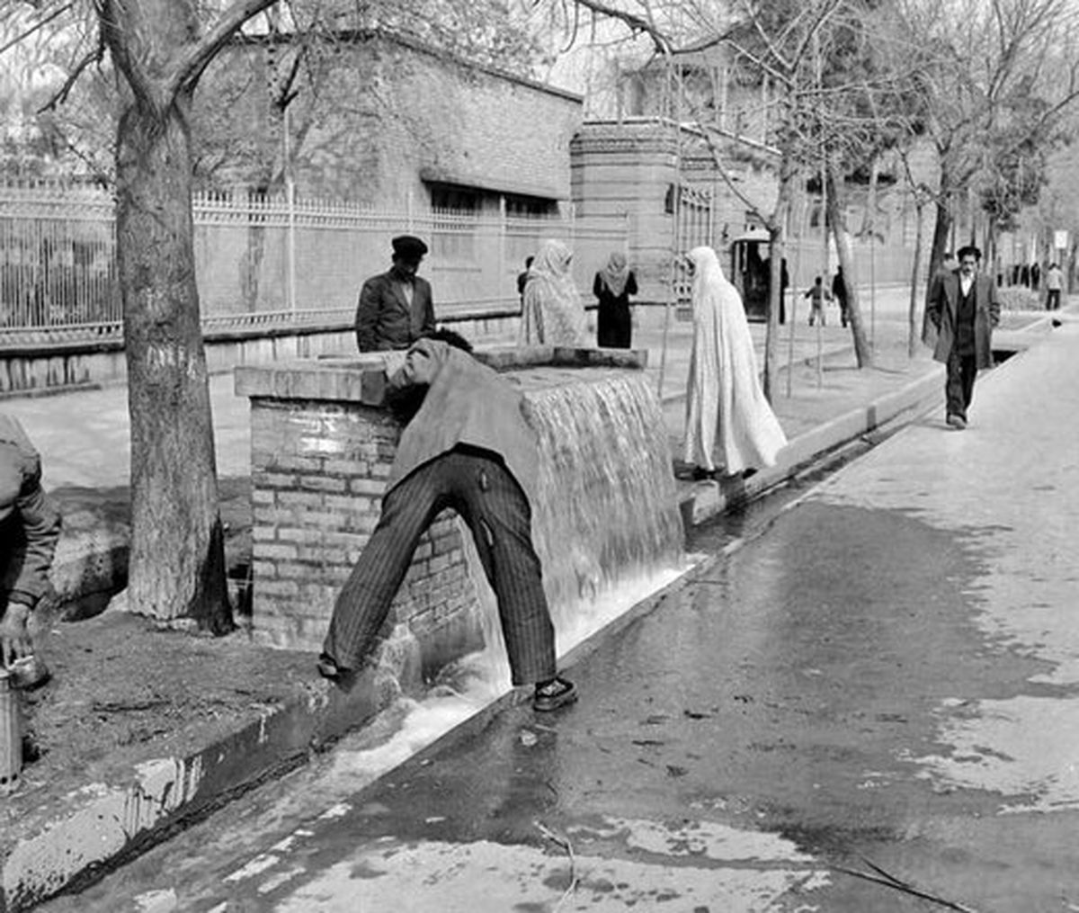 عکس | تصویر جالب از آبخوری قنات خیابان حافظ سال ۱۳۳۰