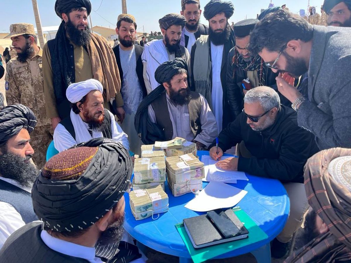 تصویری عجیب از امضای اسناد تحویل زندانیان افغانستان در ایران به طالبان