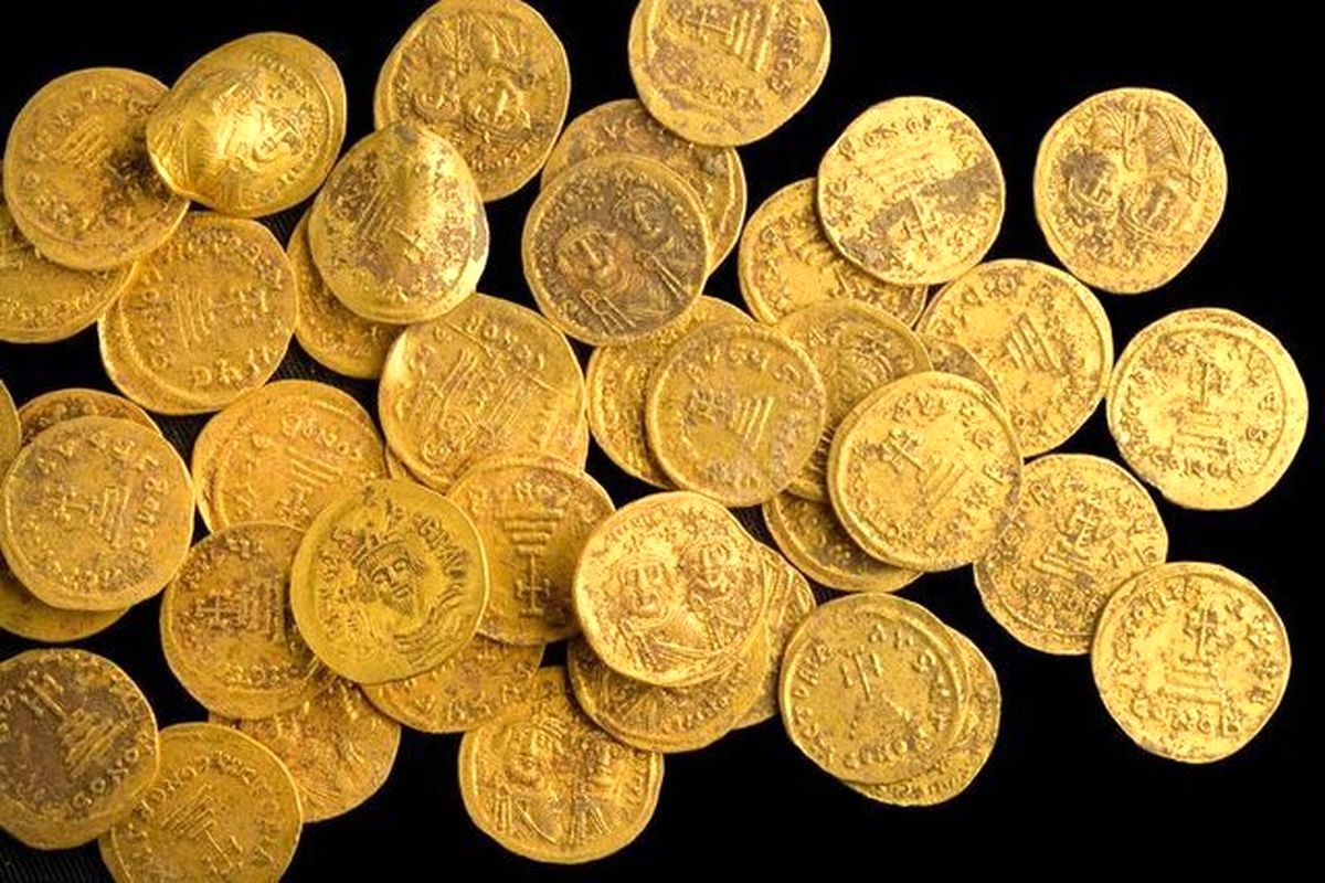 کشف سکه‌های طلای تاریخی در فرودگاه بندرعباس