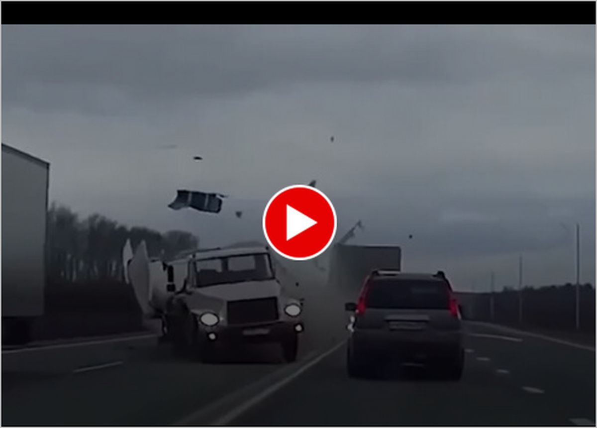 ویدیو | انحراف وحشتناک کامیون و شاخ‌به‌شاخ شدن با یک تریلی !