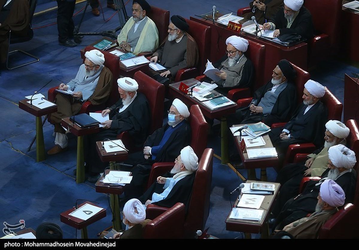 حسن روحانی در اجلاسیه رسمی مجلس خبرگان رهبری سوژه عکاسان شد
