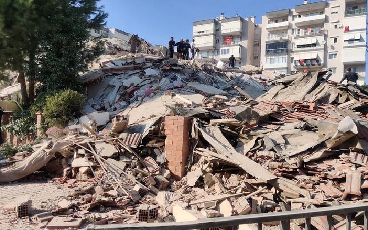 ویدیو |  لحظه هولناک فرو ریختن ساختمان ۷ طبقه بر سر مردم ترکیه