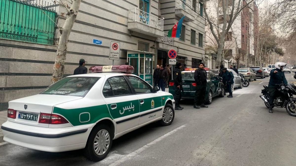 چه کسی پیامک دروغین به فرد حمله کننده به سفارت آذربایجان داد | انتظار رسیدگی به اقدام مشکوک