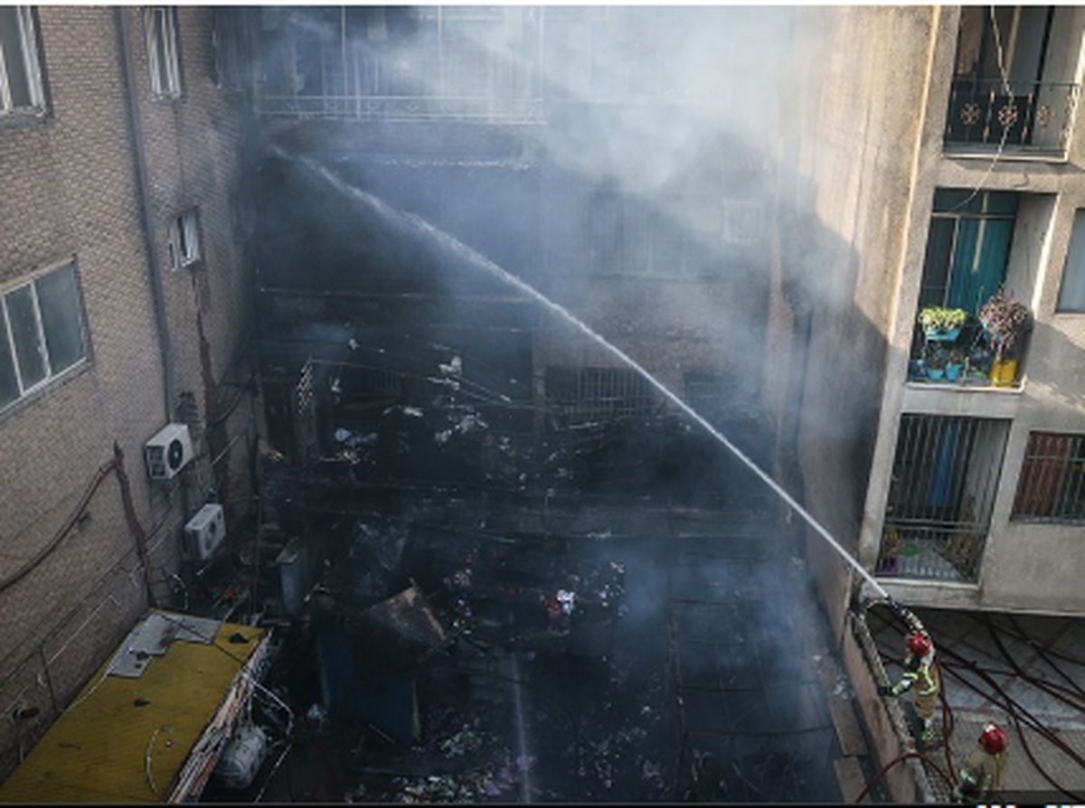 درخواست مهم سخنگوی سازمان آتش‌نشانی از مردم | اطفای حریق در ساختمان خیابان بهار ادامه دارد