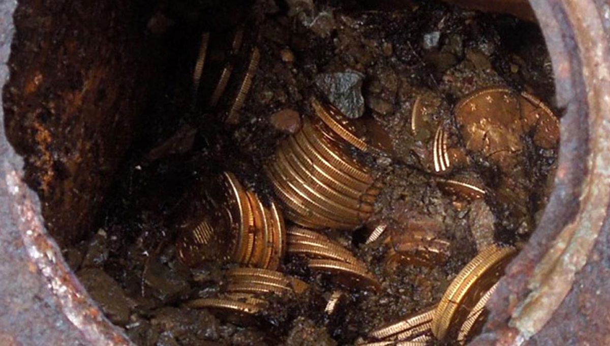 تصاویری از سکه‌های کشف شده در بندرعباس