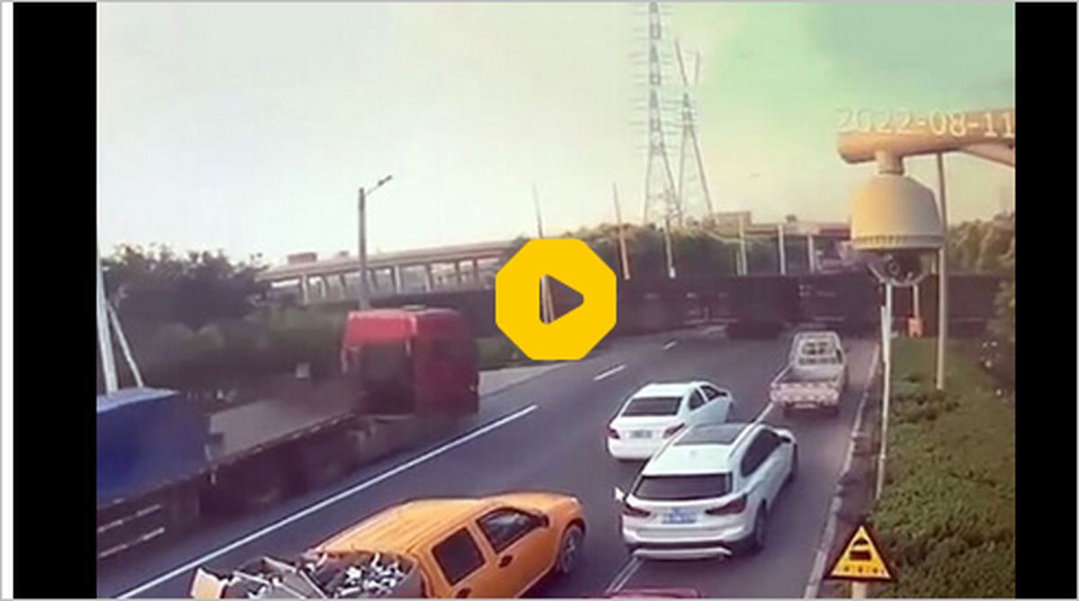 ببینید: لحظه خروج تریلی از کنترل راننده و تصادف هولناک با قطار
