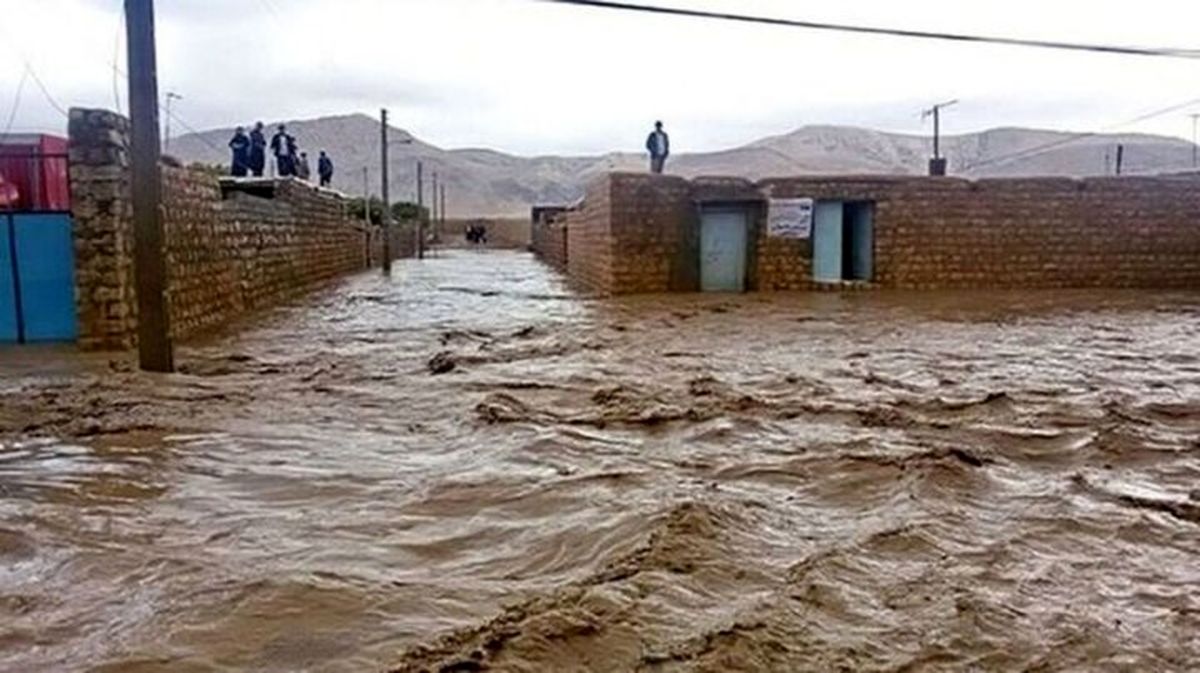 ببینید: لحظه غرق شدن جوان زاهدانی در سیل بی‌رحم