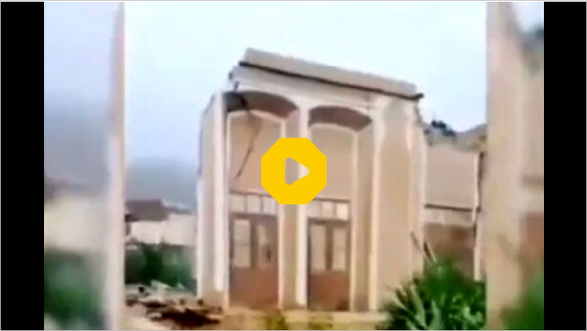 ببینید: لحظه فروریختن یک خانه تاریخی در شهر تفت