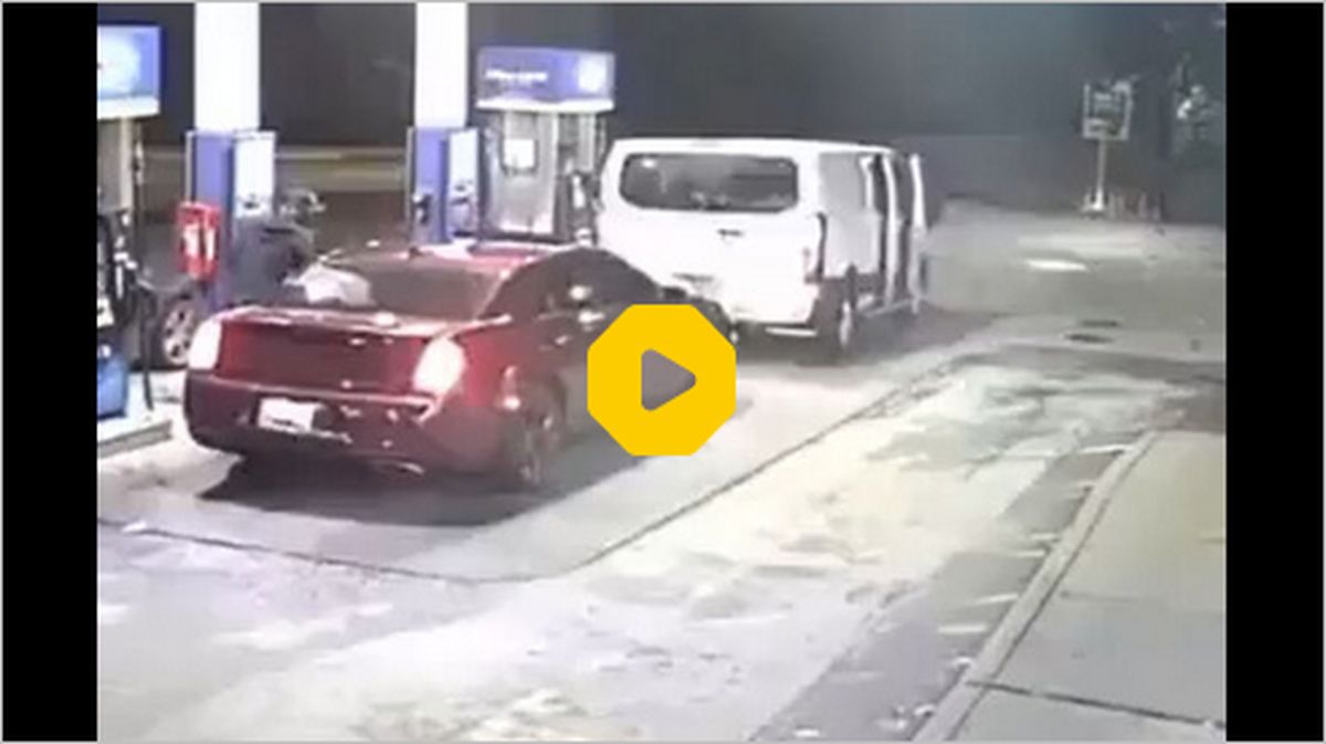 ببینید: سرقت وحشیانه از مرد بیچاره که در حال بنزین زدن به ماشینش بود!