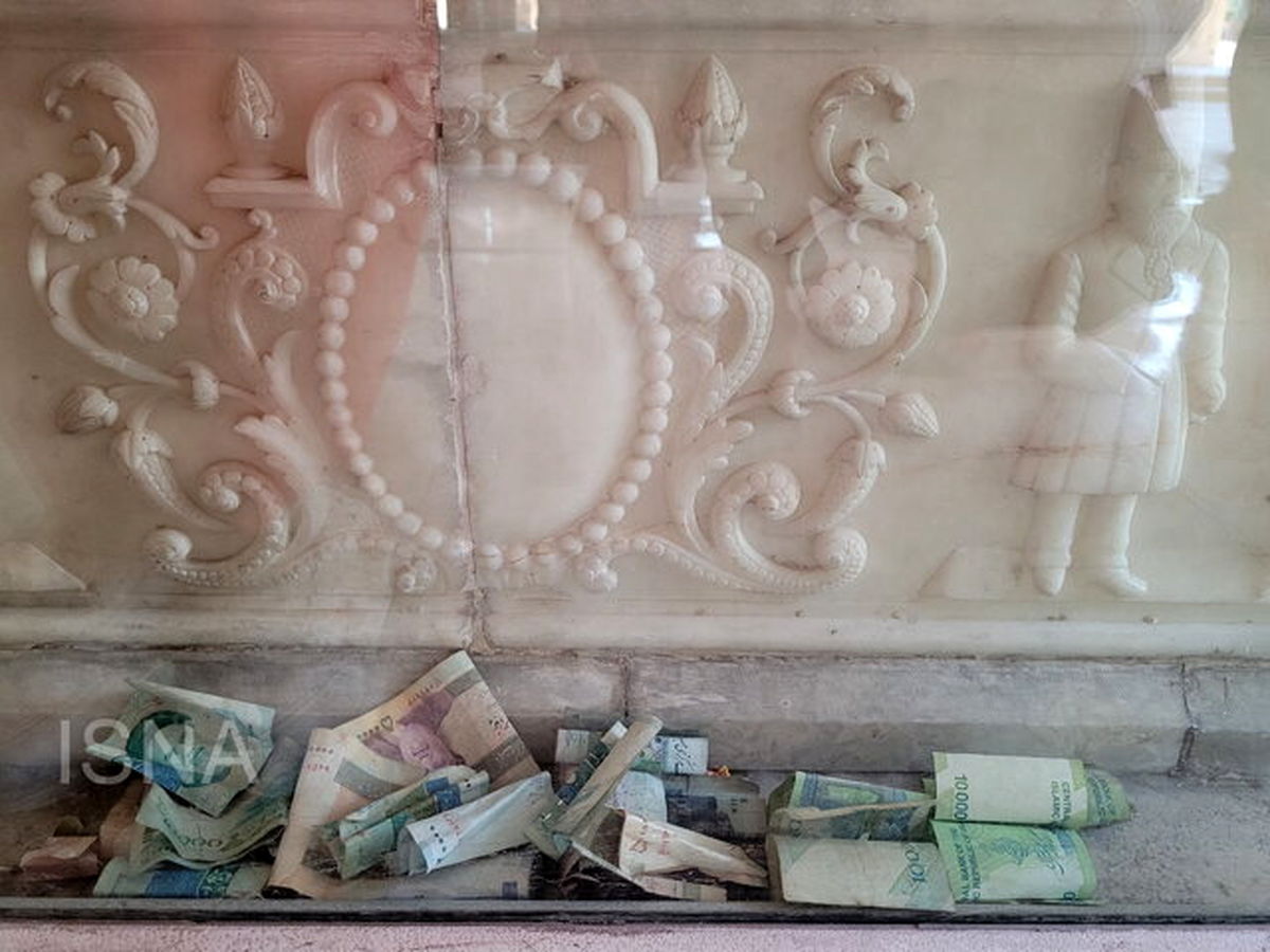 ماجرای ریختن پول بر سنگ مزار ناصرالدین شاه در کاخ گلستان چیست؟