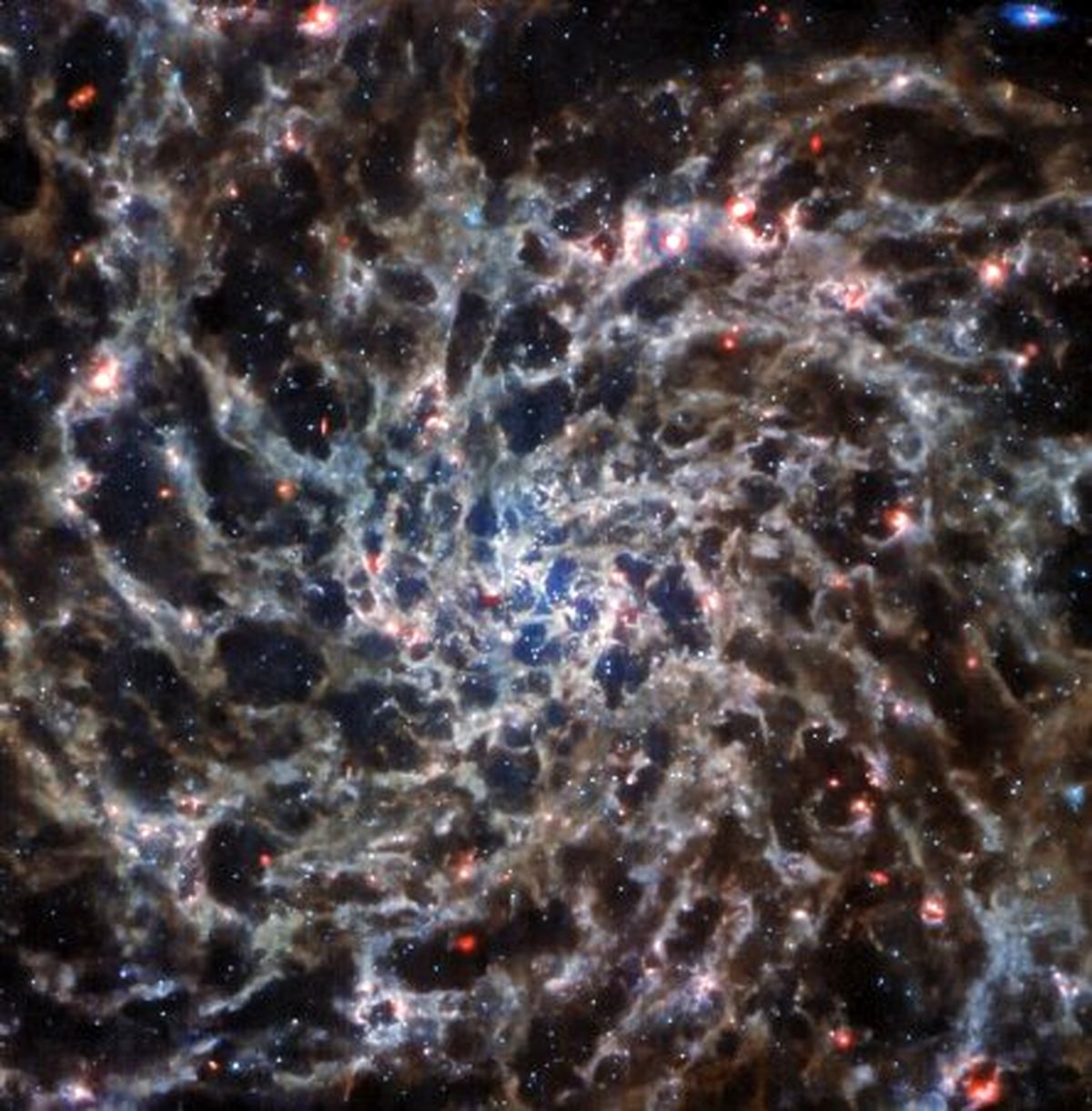 تلسکوپ فضایی جیمز وب باز هم شگفتی درست کرد تصاویری از کهکشان مارپیچ دوردست!