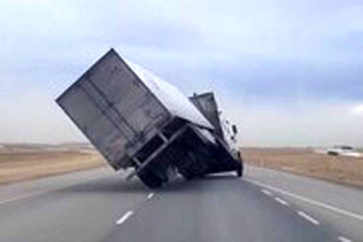 لحظه‌ی واژگونی عجیبب یک کامیون  با سرعت بالا