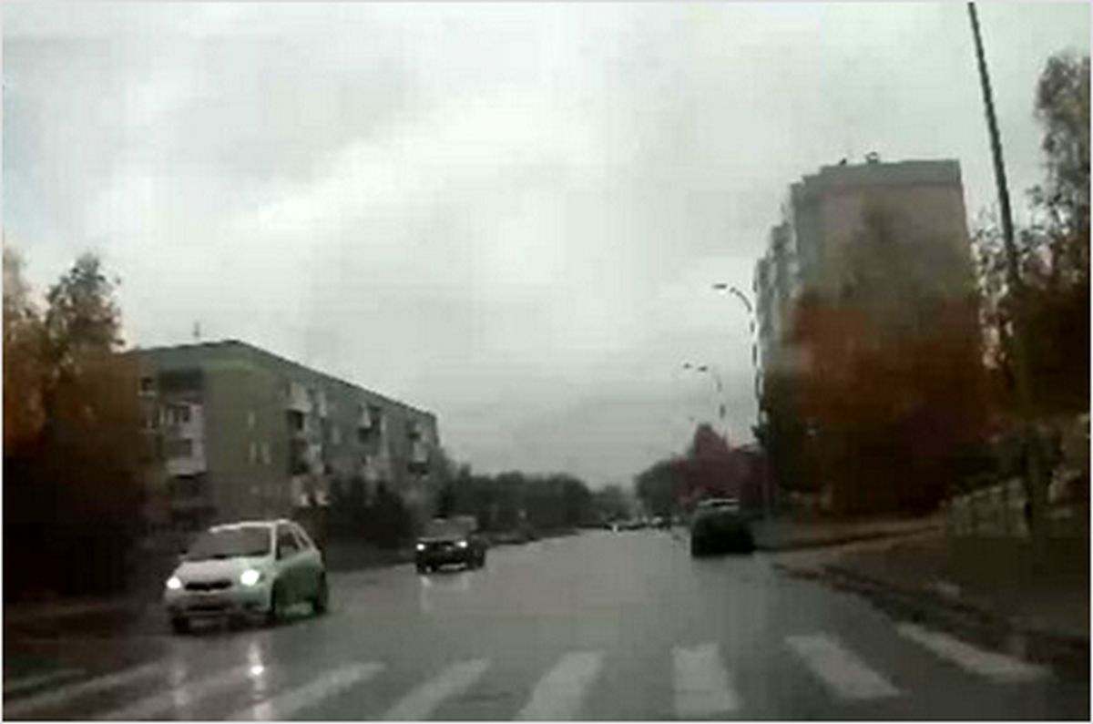 ببینید: برخورد خودرو با یک زن در هوای بارانی!