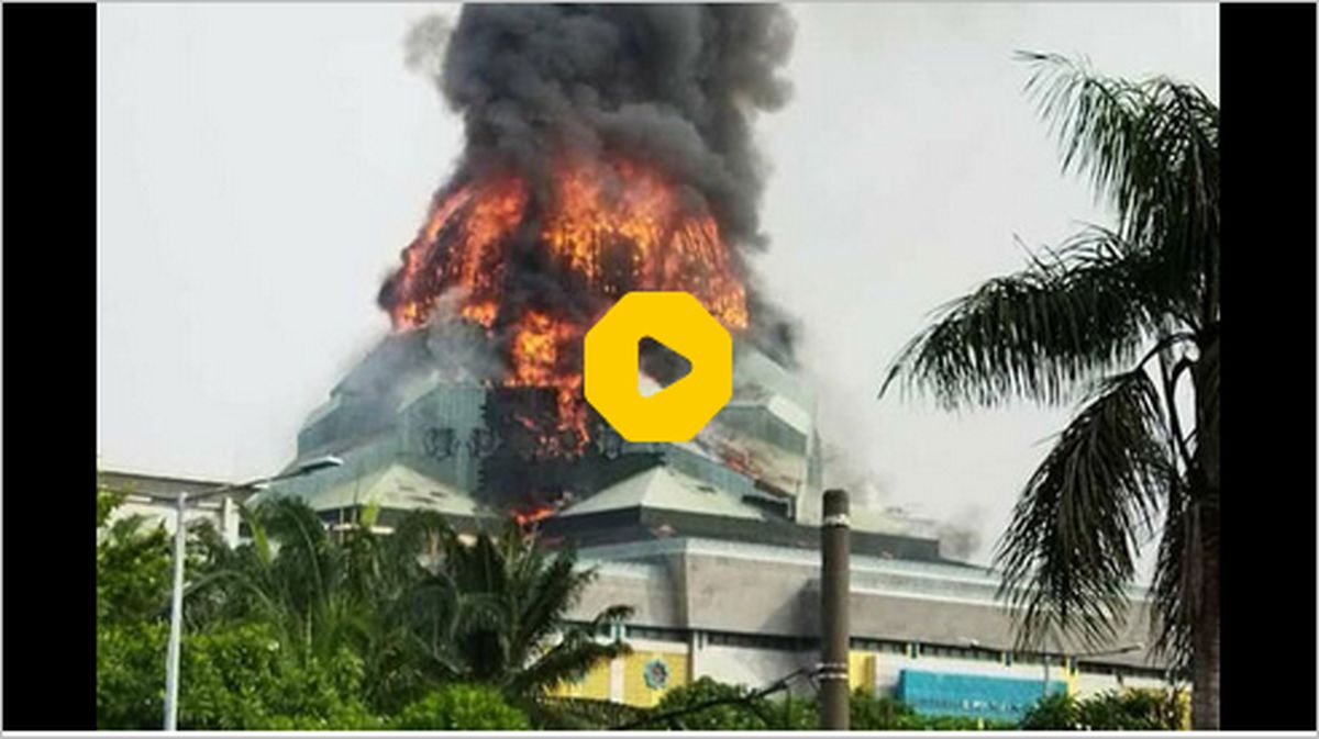 ببینید | لحظه فروریختن گنبد مسجد جامع اندونزی بر اثر آتش سوزی