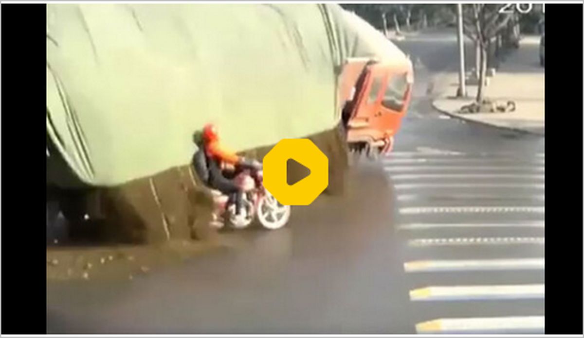 ببینید: نجات موتورسوار پس از سقوط کامیون حامل سنگ روی او در خیابان!
