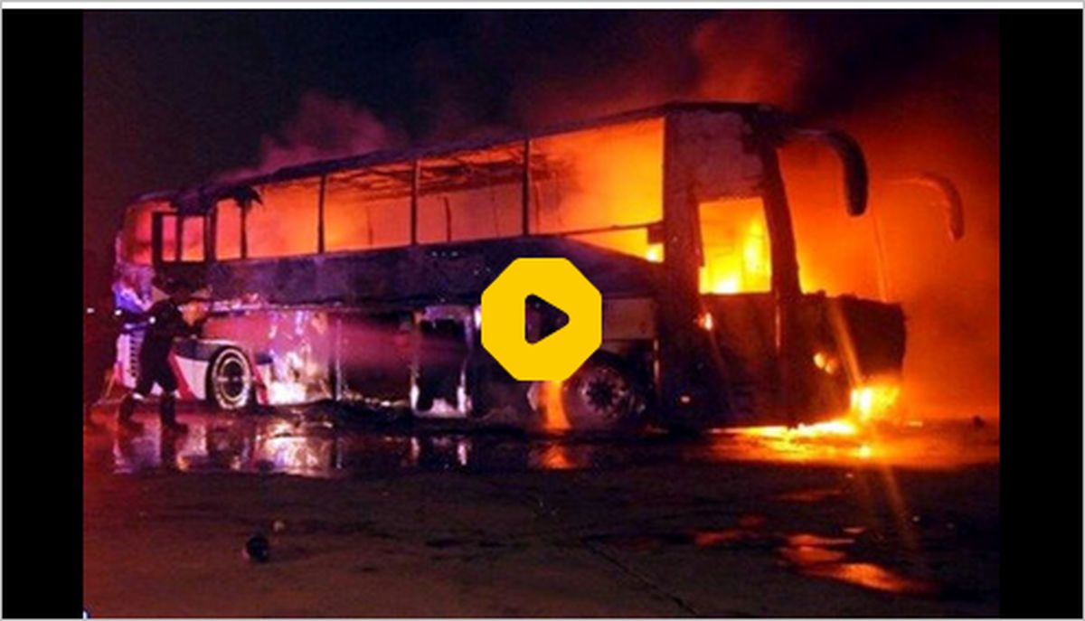 ببینید: لحظه آتش‌سوزی و انفجار عجیب یک اتوبوس وسط شهر!