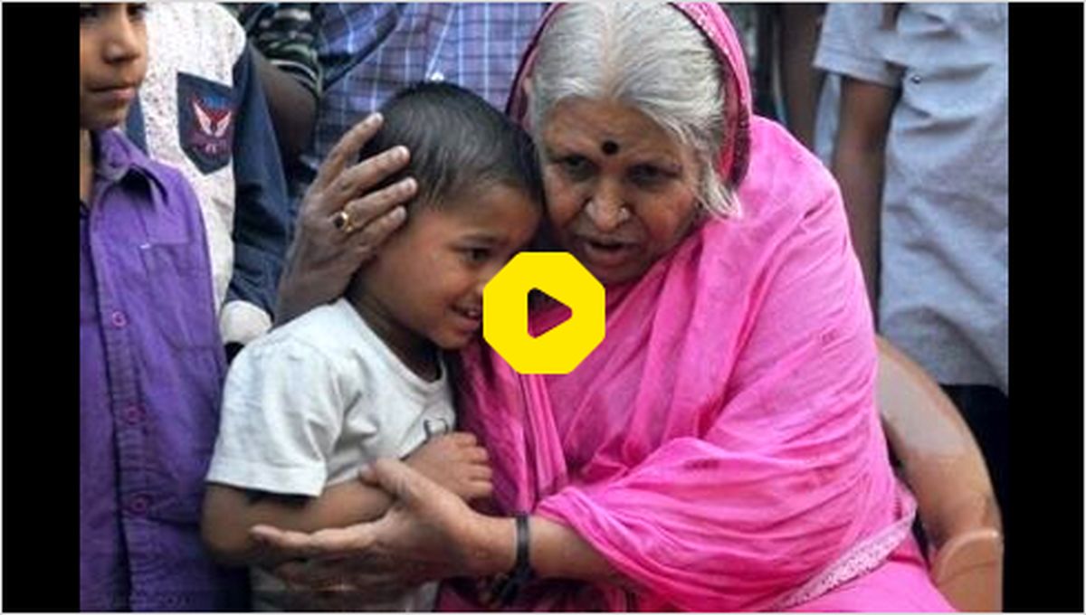 ببینید | سیلی وزیر به صورت یک زن در هند پربازدید شد!