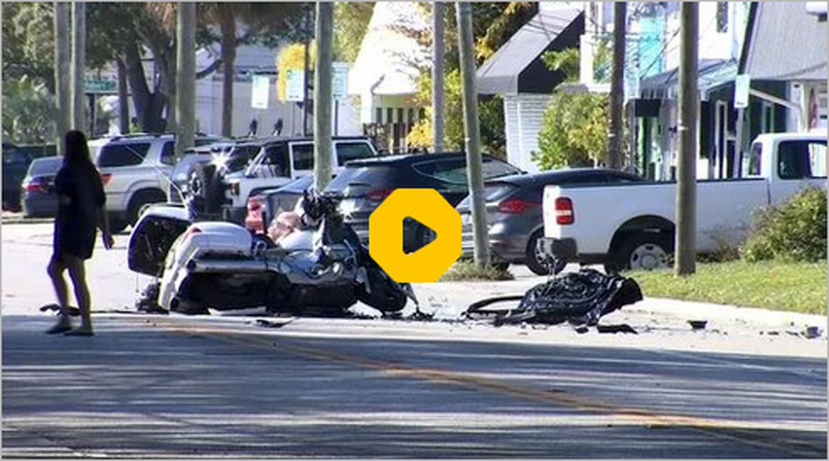 ببینید | برخورد موتورسوار با دانش‌آموزان حین عبور از خیابان