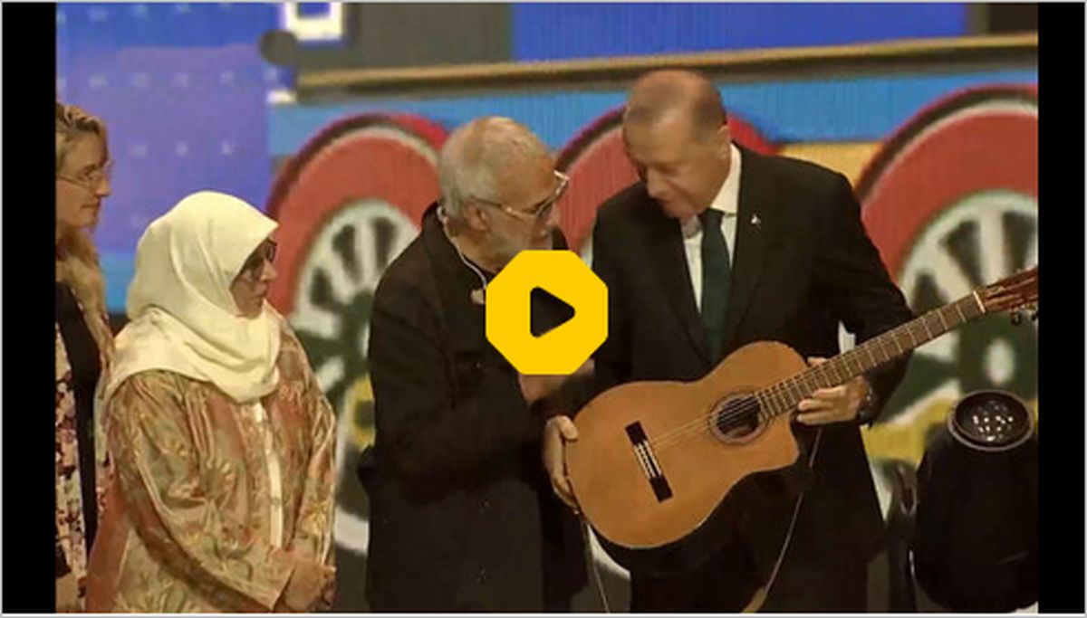 ببینید | گیتار زدن اردوغان در یک کنسرت!