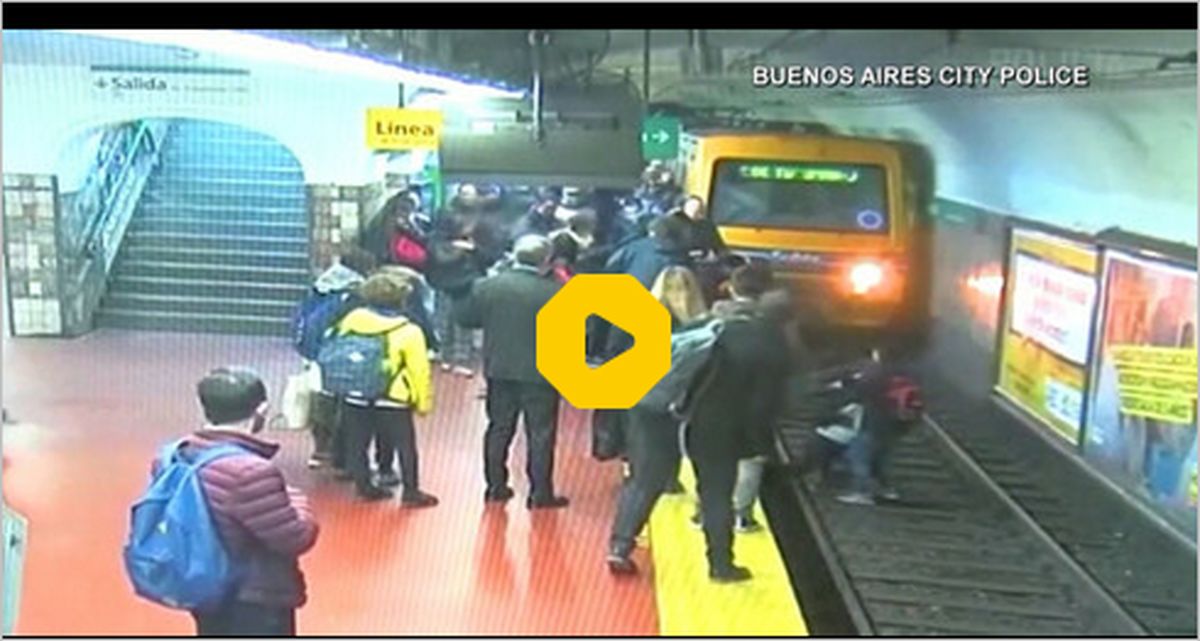 ببینید | نجات زنی که بیهوش روی ریل قطار پرت شد توسط دیگر مسافران!