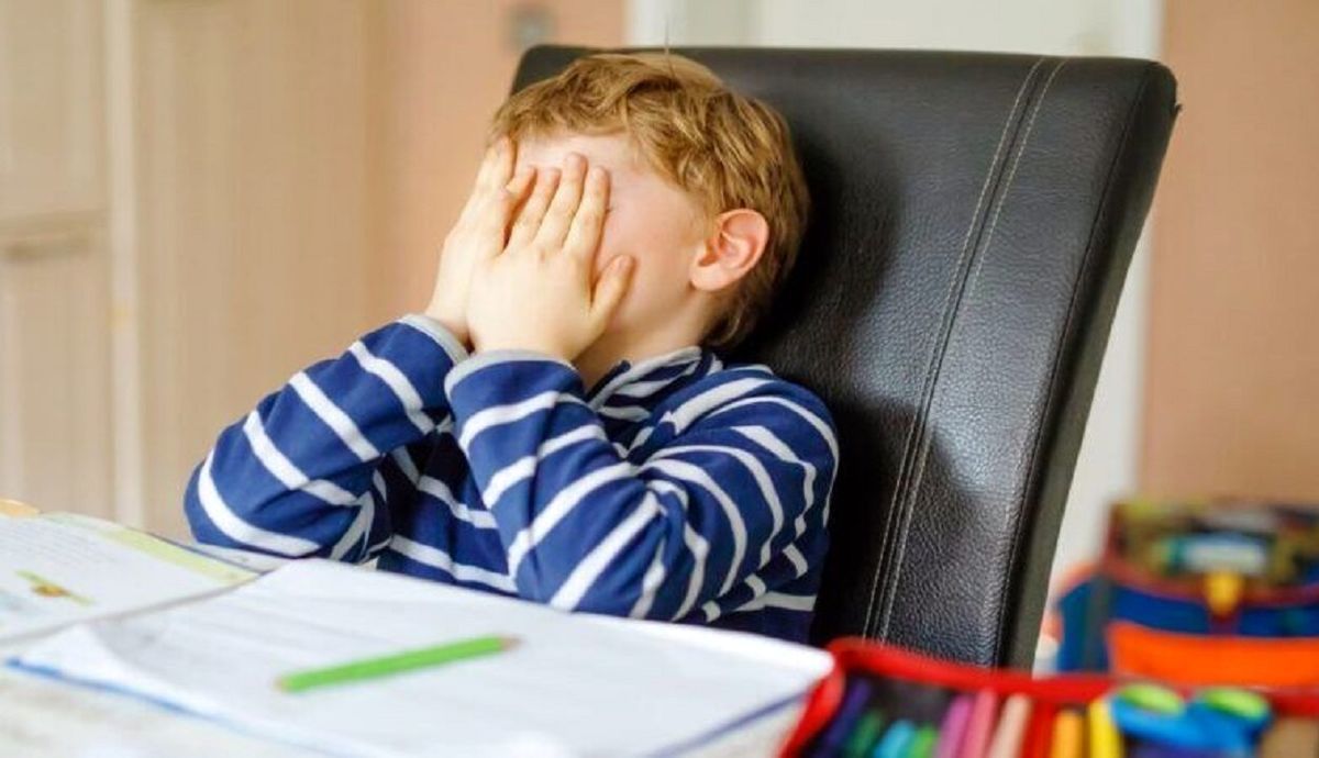 چه کنیم بچه‌ها از مشق نوشتن فرار نکنند؟ چند راهکار برای اینکه اعصاب آرام‌تری داشته باشید!
