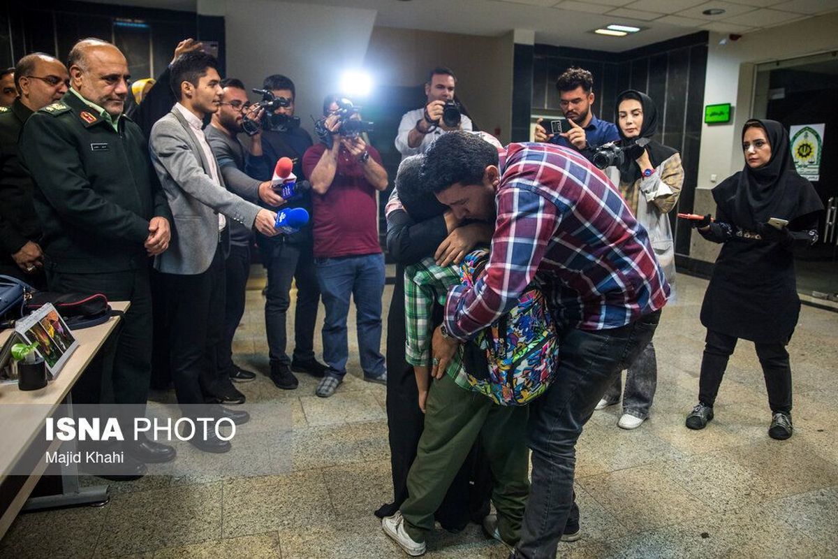 تصاویری از دستگیری آدم‌ربایان شهریار و بازگشت کودک به آغوش خانواده
